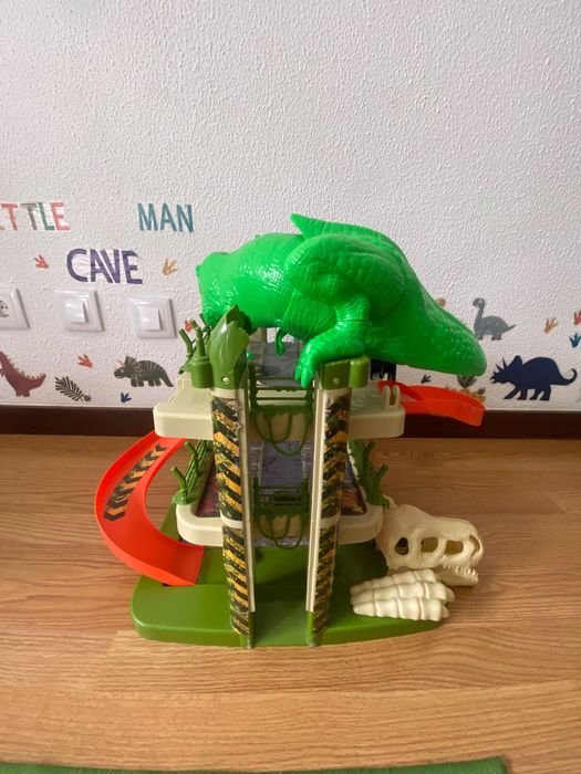 Pista de carros dinossauro
