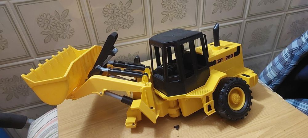 Трактор продам игрушка