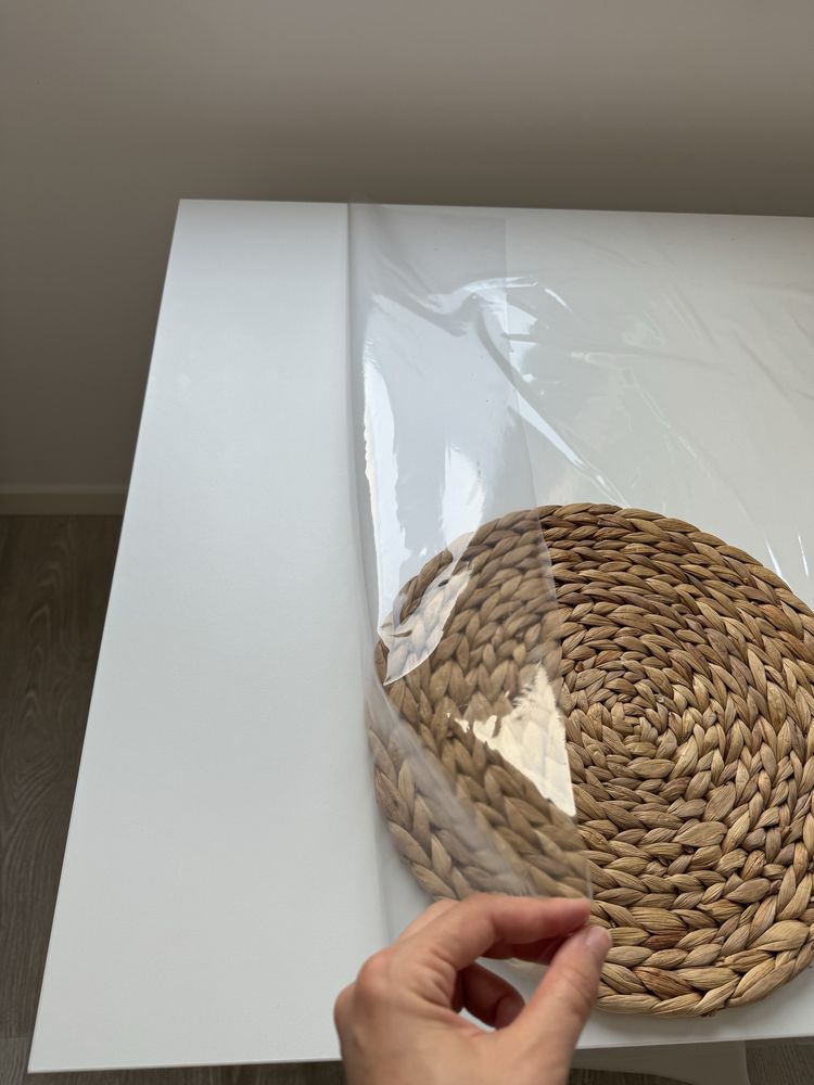 Mesa com cadeiras e bancos
