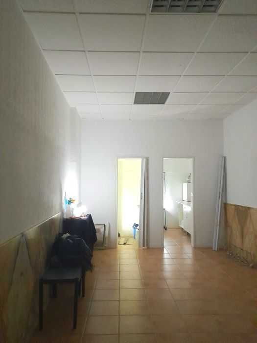 Vende-se LOJA/centro Almada c/casa banho e saida de fumo