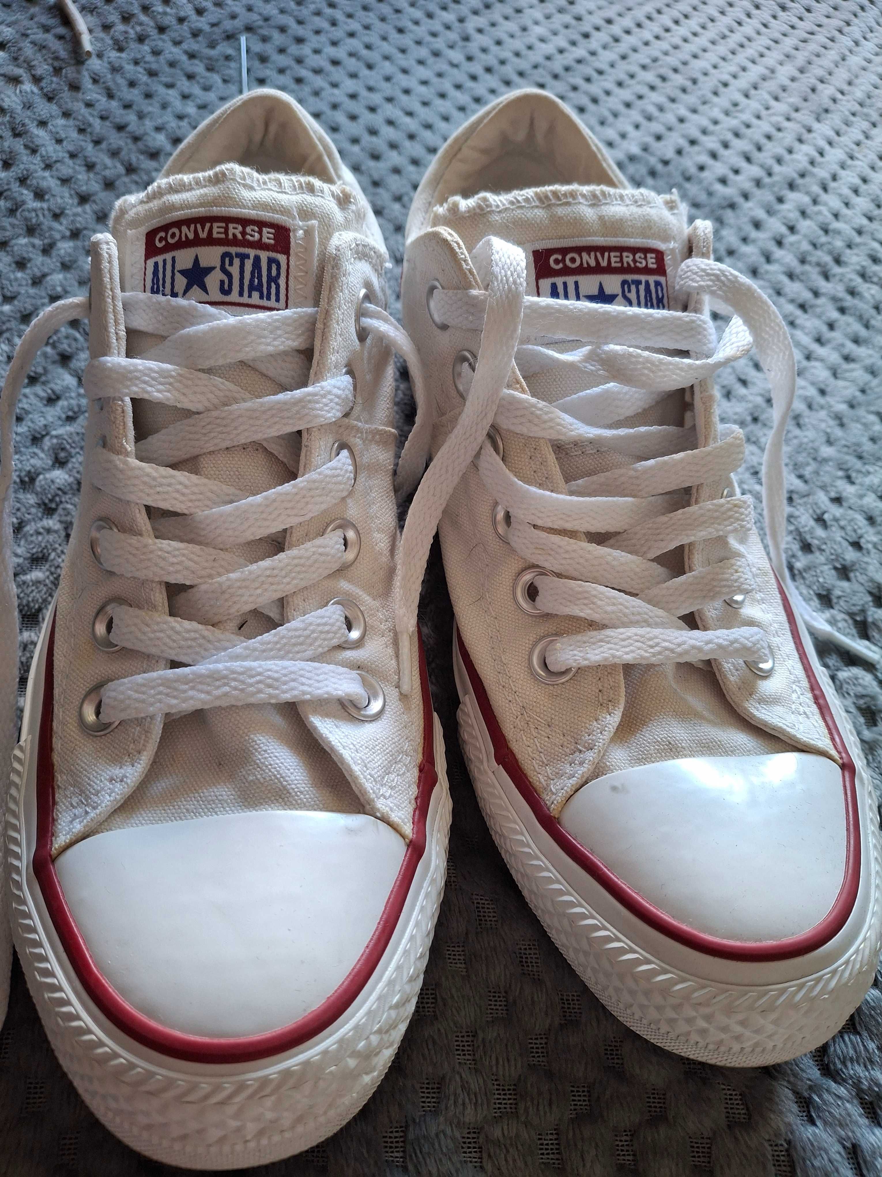 Białe trampki converse