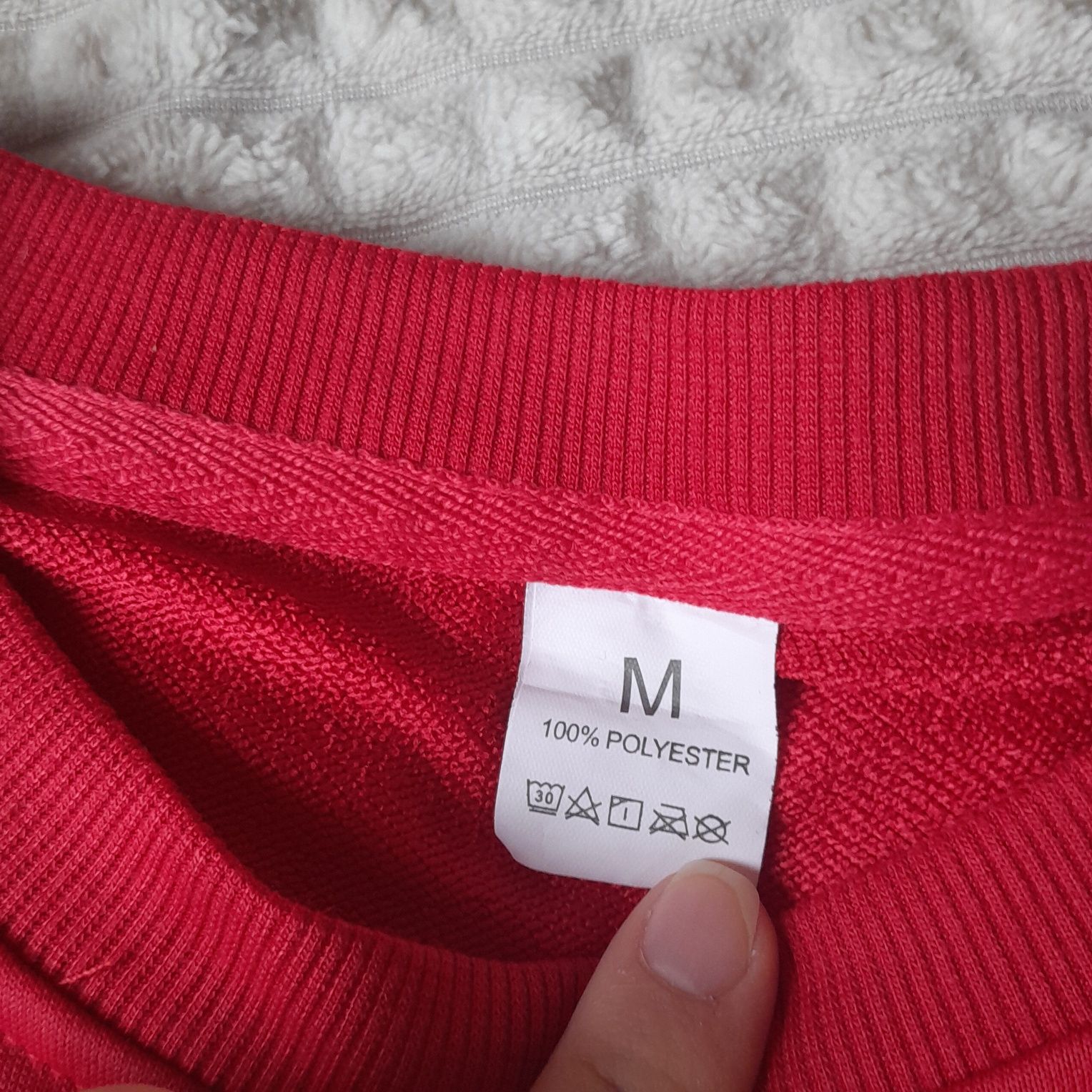 Czerwona bluza z jeleniem