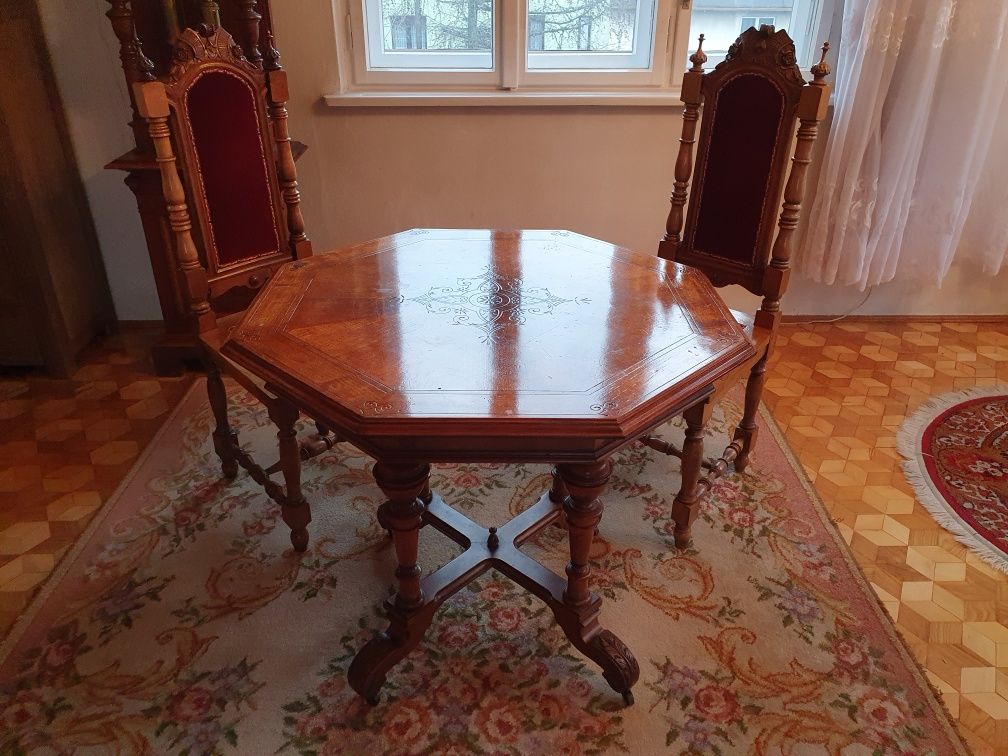 Antyczny stół drewniany ośmiokątny i dwa krzesła komplet
