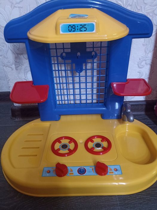 Продам дит.кухню холодильник, плита посуд