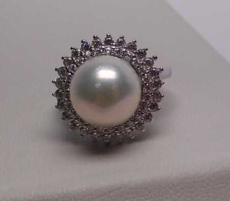 Srebrny pierścionek z okazałą perłą 1,1 cm. i cyrkoniami R.19