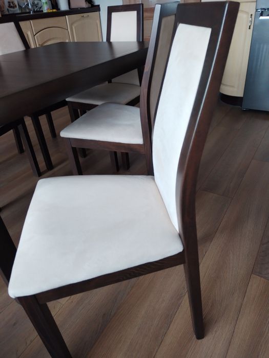 Stół rozkładany z 6 krzeslami