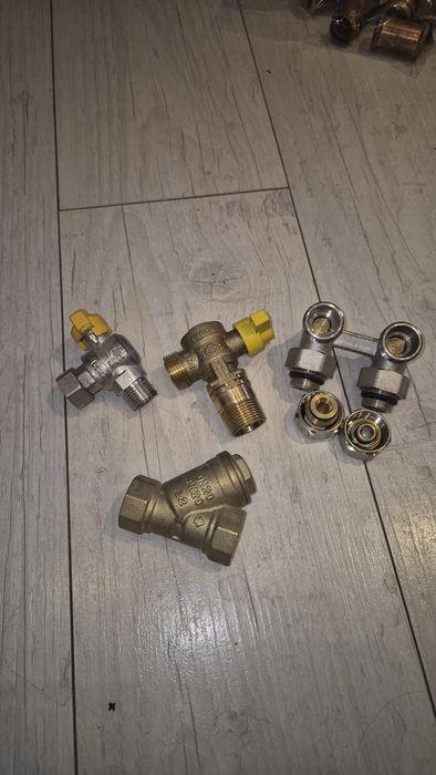 2. Nowe: Zawory do gazu 3/4" i 1/2 "  filtr siatk. 3/4", prz. Grzejnik