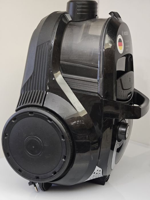 Пилосос BOSCH Series 4 на 2000Вт контейнерний/безмішковий