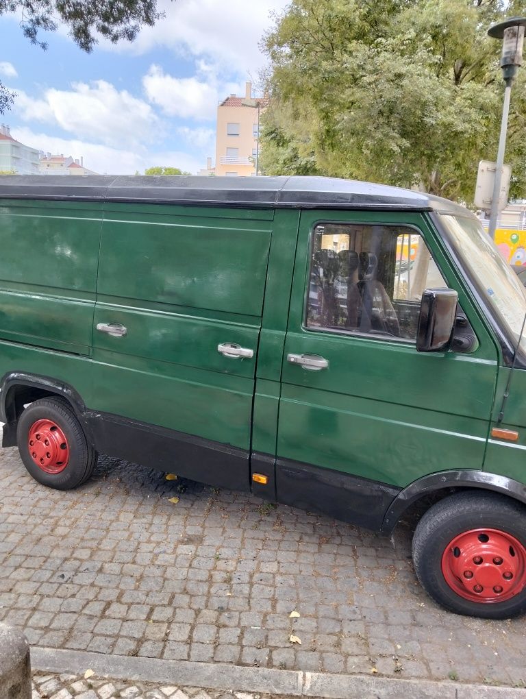 Carrinha iveco a trabalhar