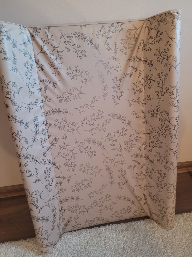 Przewijak cebe baby beżowy motyw roślinny boho twardy krotki 50x70