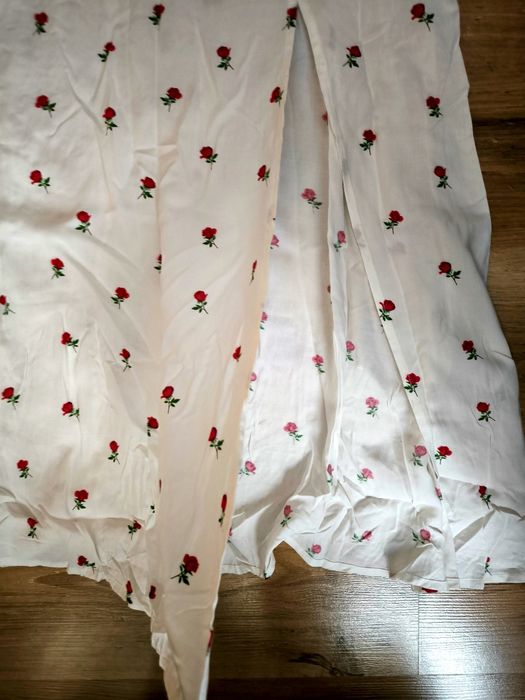 Sukienka midi w róże