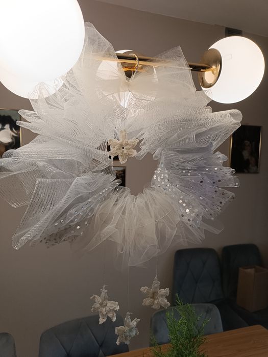 Wianek na drzwi srebrny wianek  ze śnieżynkami dekoracja zimowa