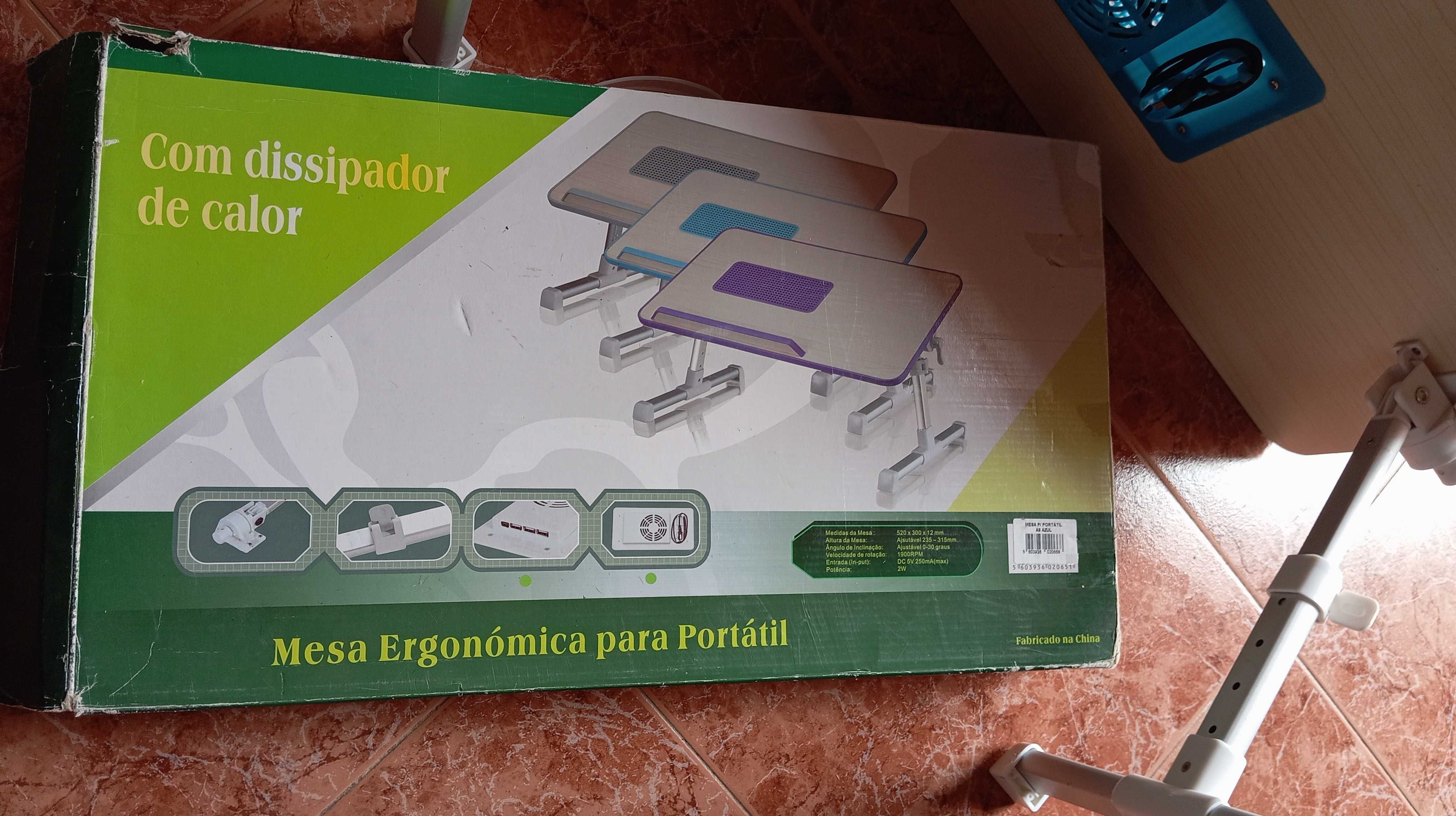 Mesa com dissipador de calor para portátil