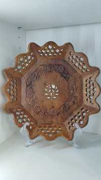 Stara orientalna ręcznie rzeźbiona taca z indyjskiego drewna