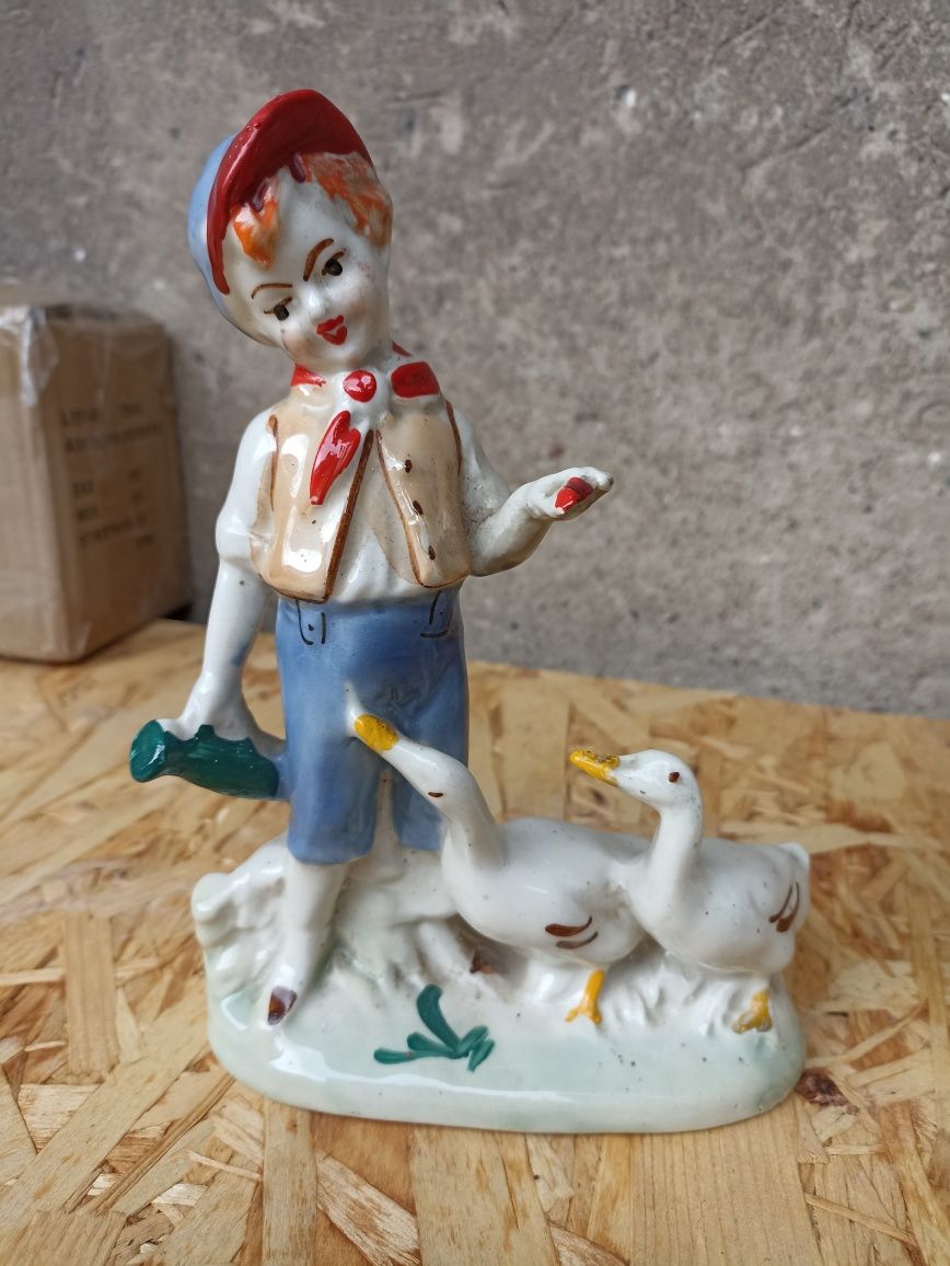 Zestaw 2 starych vintage PRL porcelanowych figurek ,gesiarz, i ,dama,