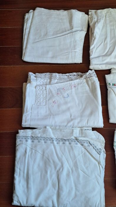 Vários lençóis brancos algodão