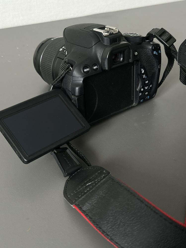 Професійна зеркальна фотокамера Canon 700 D