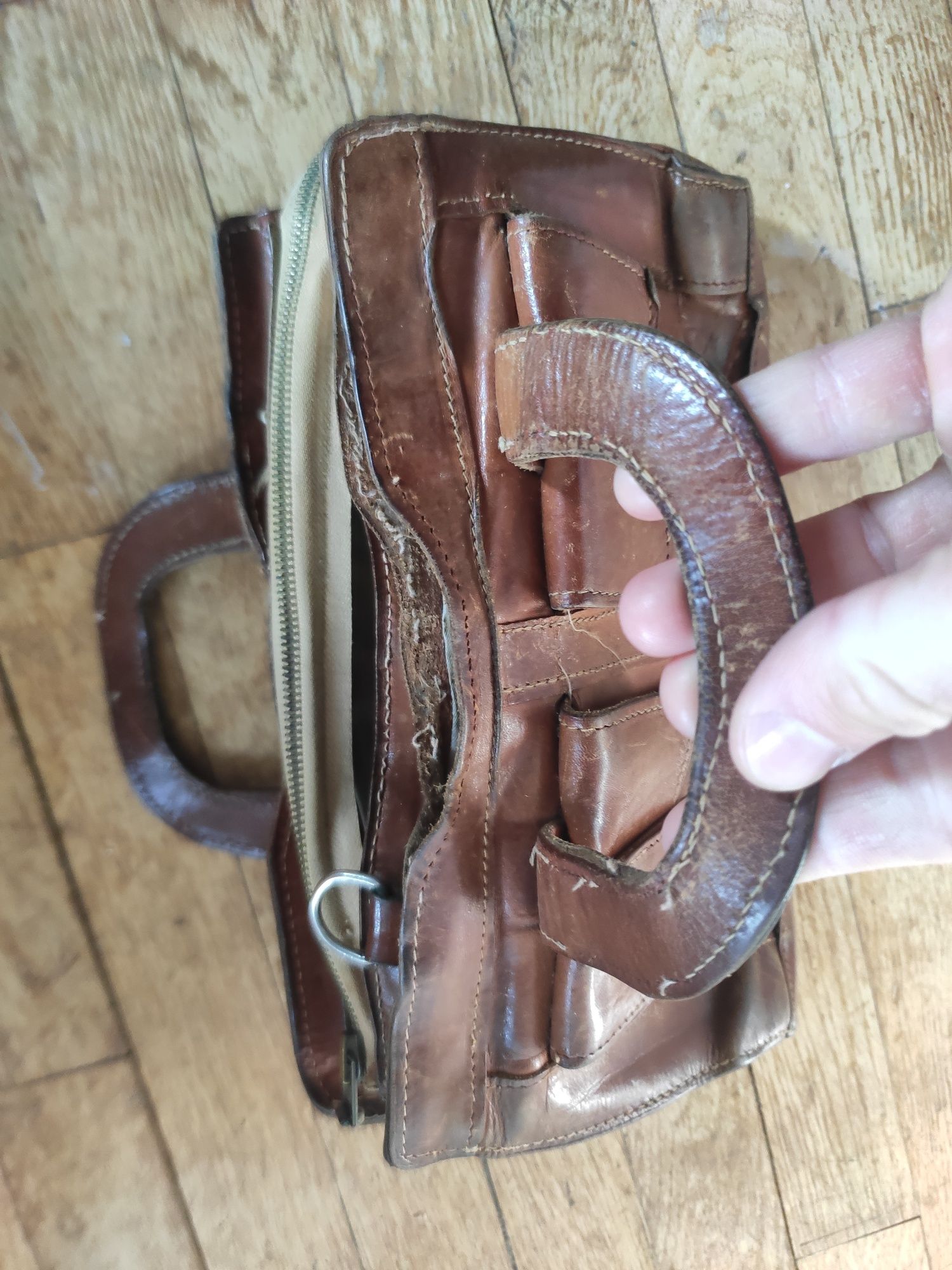 Stara skórzana torebka PRL vintage uszkodzona