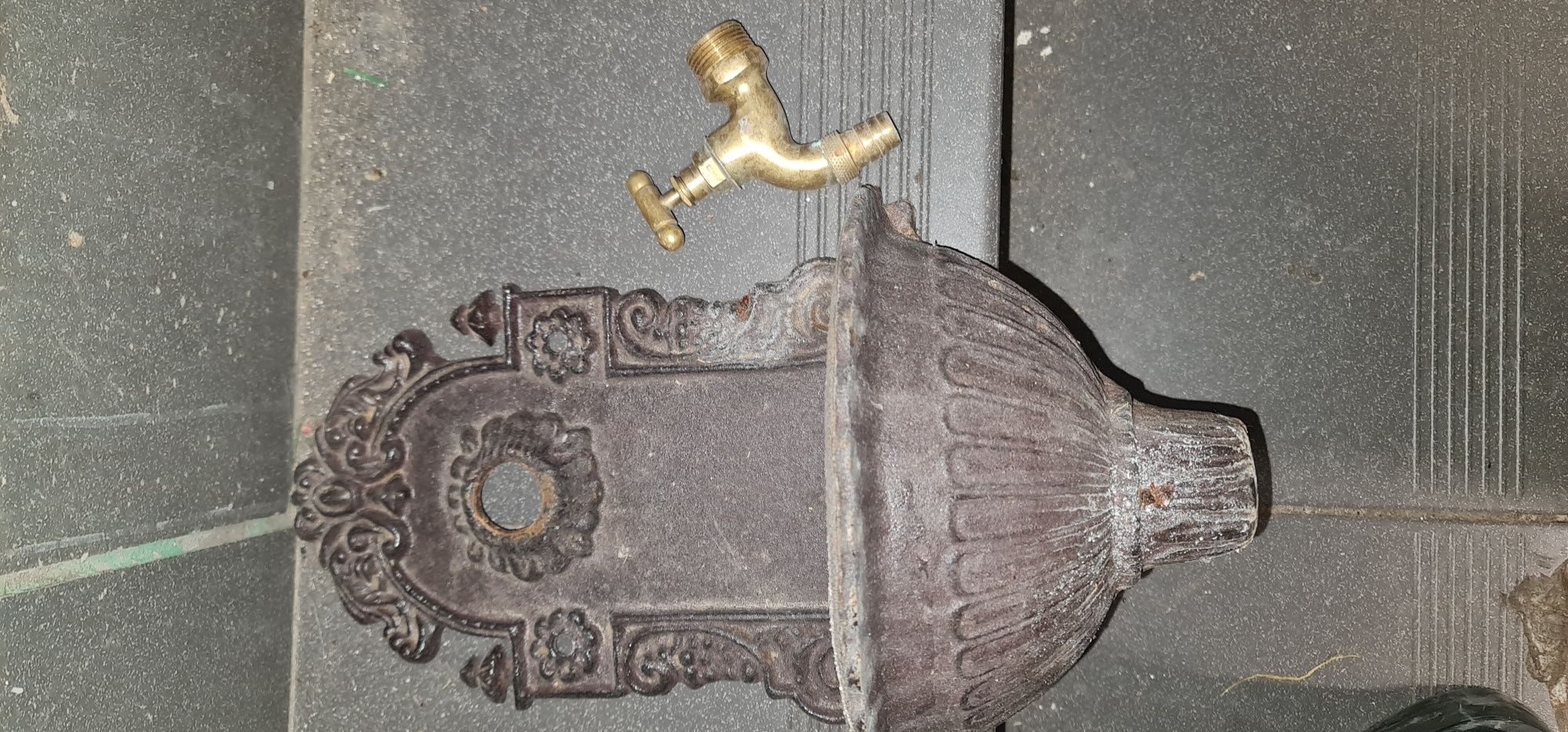 żeliwy mały ozdobny zlew z kranem