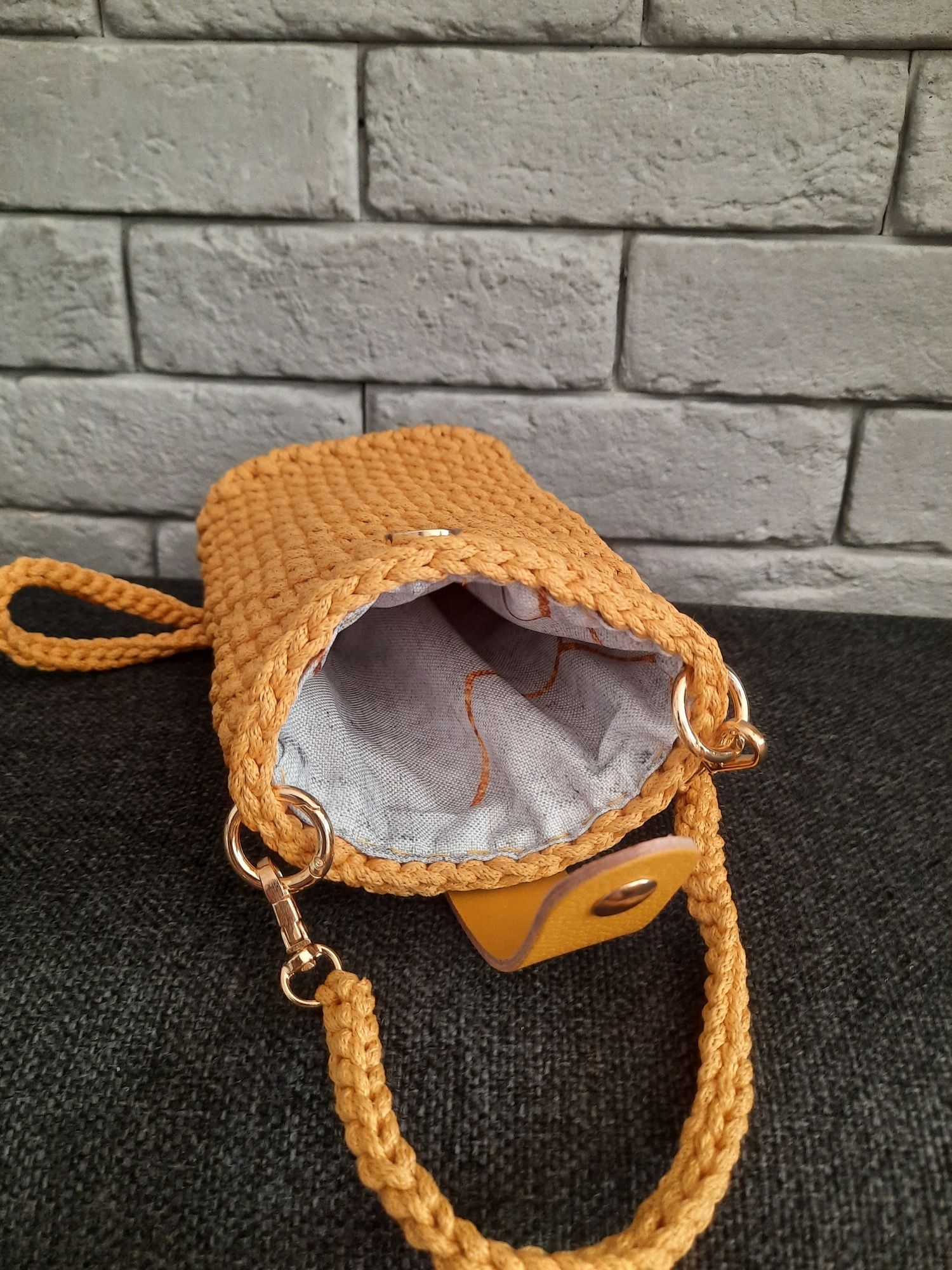 Etui na telefon na szydełku mini torebka miodowa skóra handmade