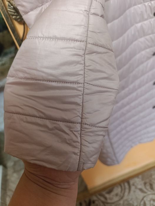 Плащ, тоненький осінній плащ.