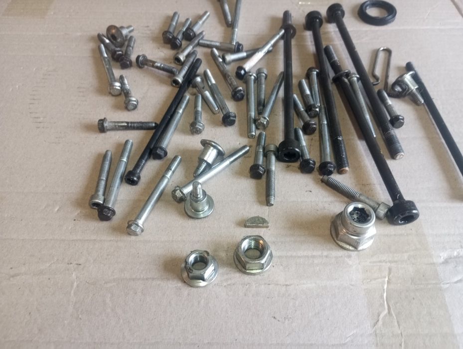 Śruby śrubki szpilki nakrętki silnika klin Aprilia SX 125 RX xtm A4