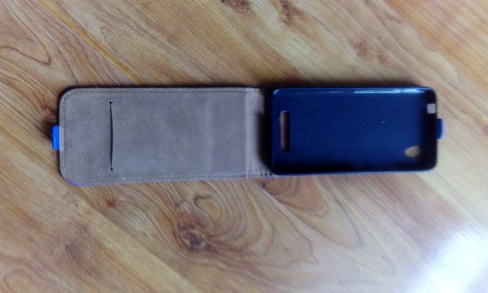Etui do telefonu w kolorze niebieskim