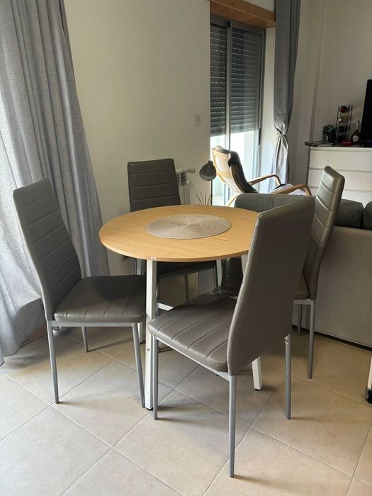 Mesa Redonda com 4 Cadeiras – Perfeito para Cozinha!