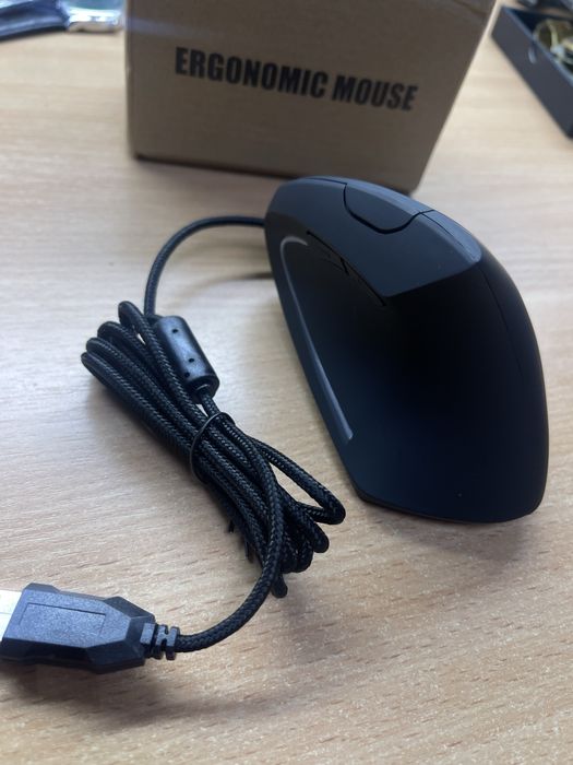 Топовая игровая мышка , проводная .