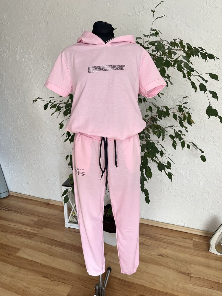 Piekny rozowy dres