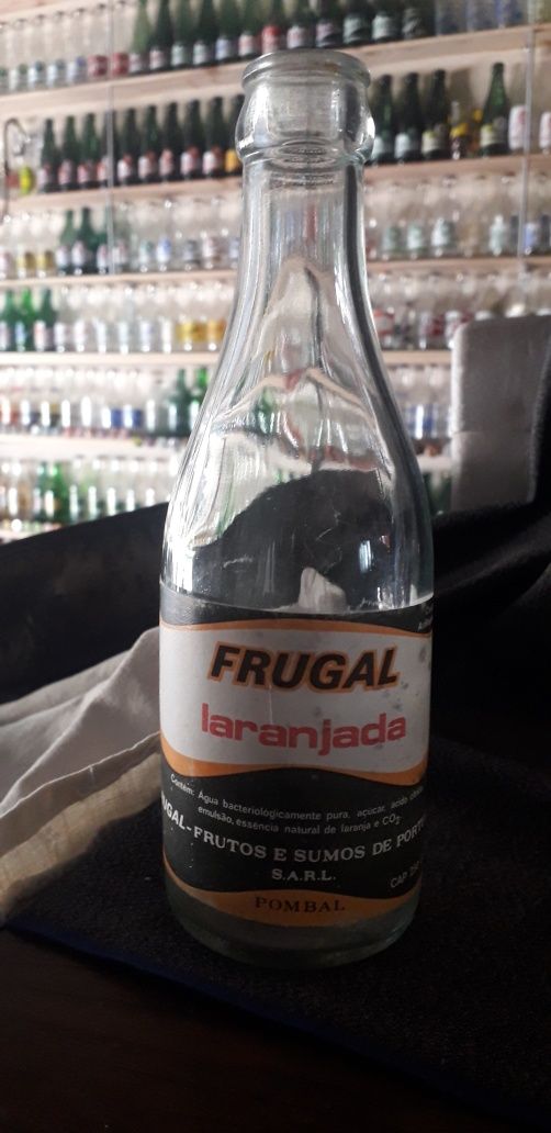 Garrafas de rótulos antigas