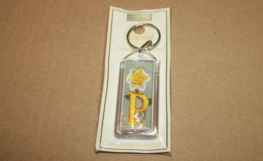 Porta chaves artesanato com Inicial letra P bordado NOVO
