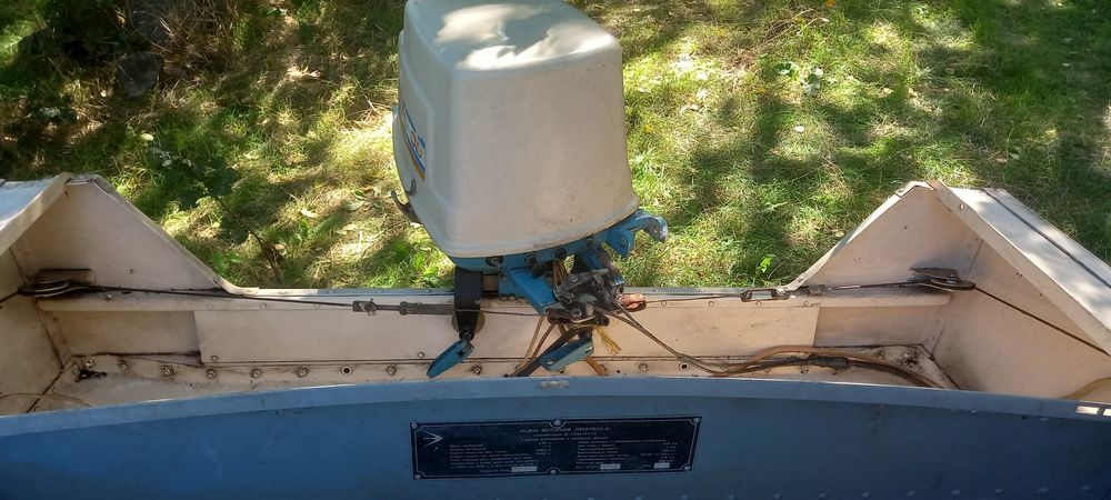 Лодка "Прогрес 4" з мотором Віхрь 30 та пристроями для транспортування