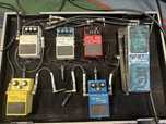 Pedalboard z kaczka i efektami Boss