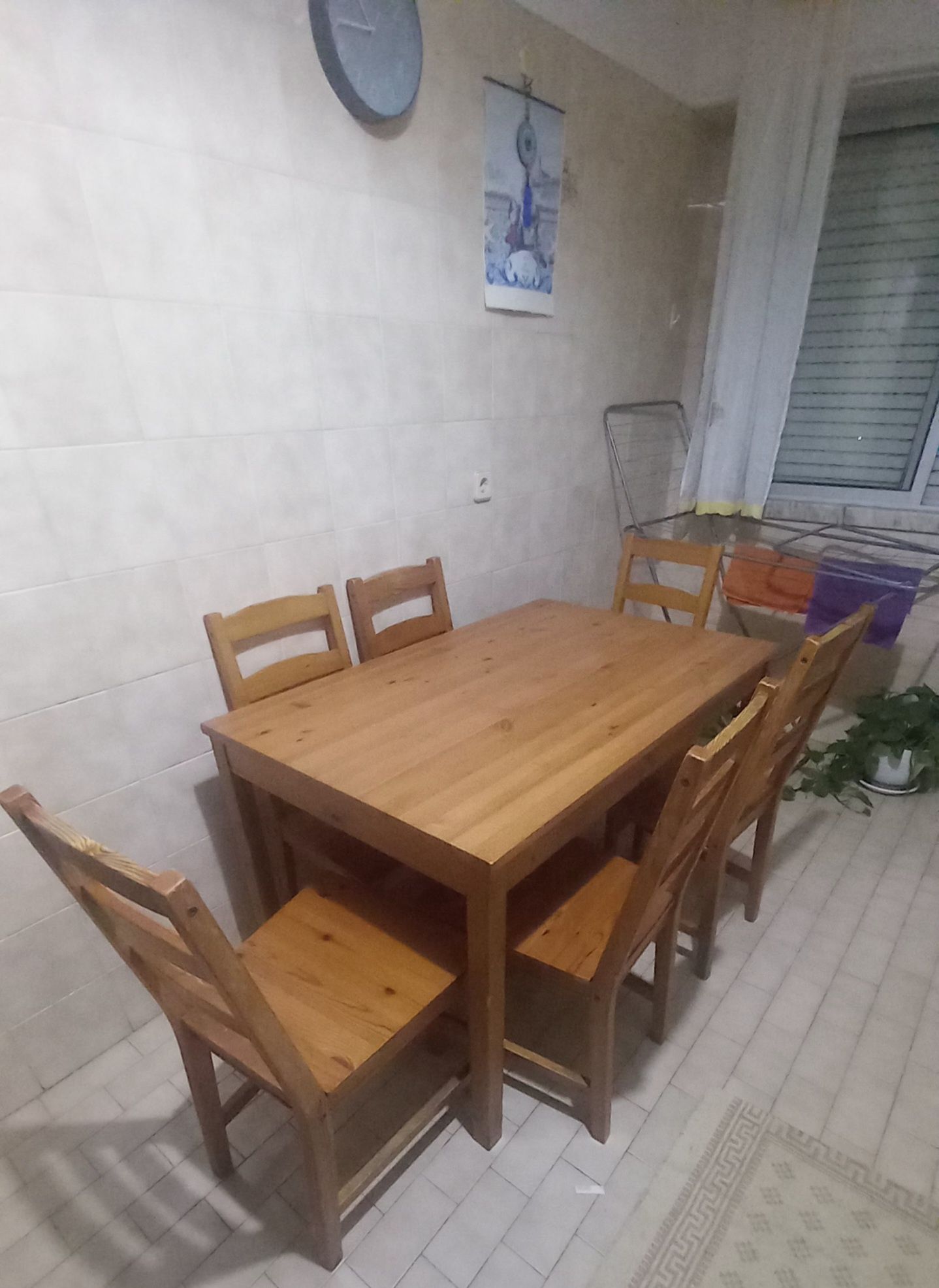 Vende-se mesa com 6  cadeiras