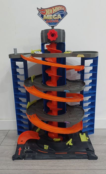Mega Garage Hot Wheels