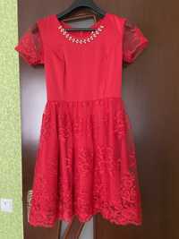Червона сукня з круж