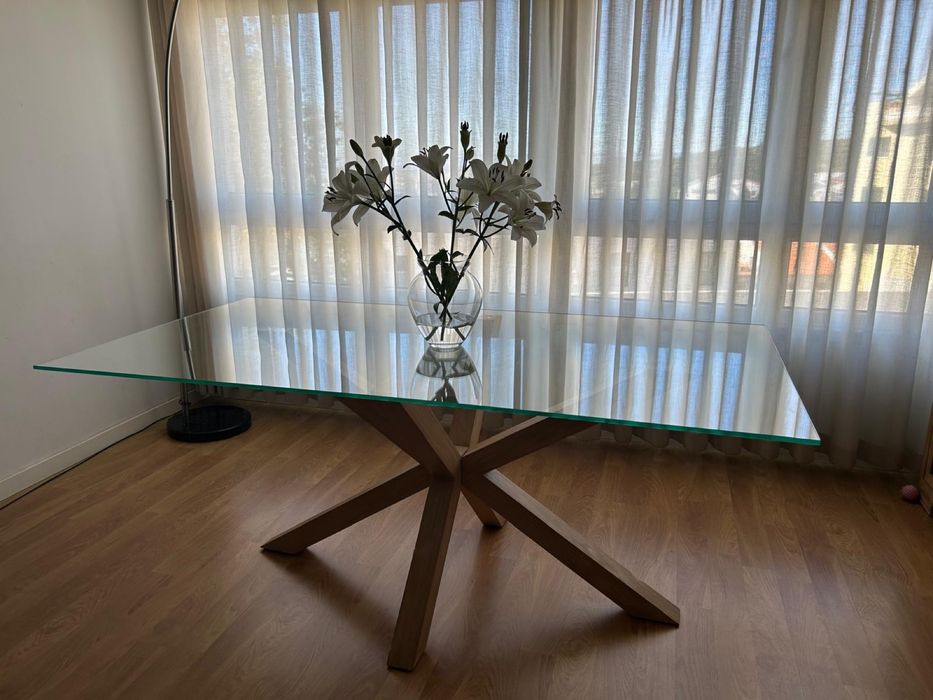 Mesa de jantar com tampo de vidro