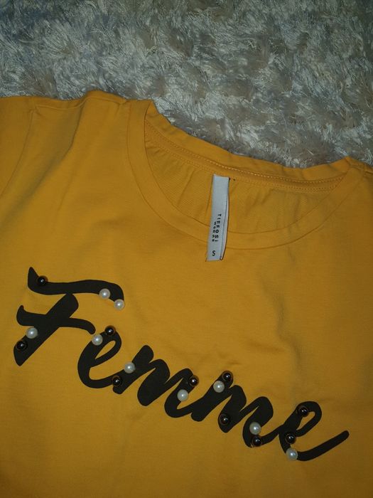 T-shirt amarela com pérolas