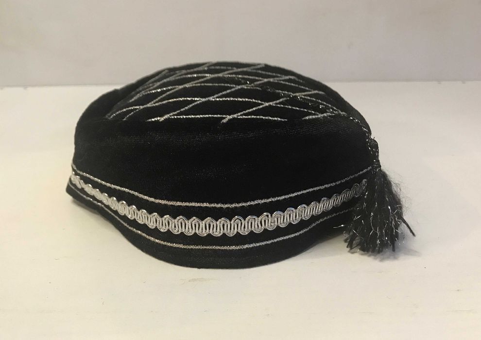 Тюбетейка з китицею. 
Тюбетейка. Традиційний чоловічий головний убір.