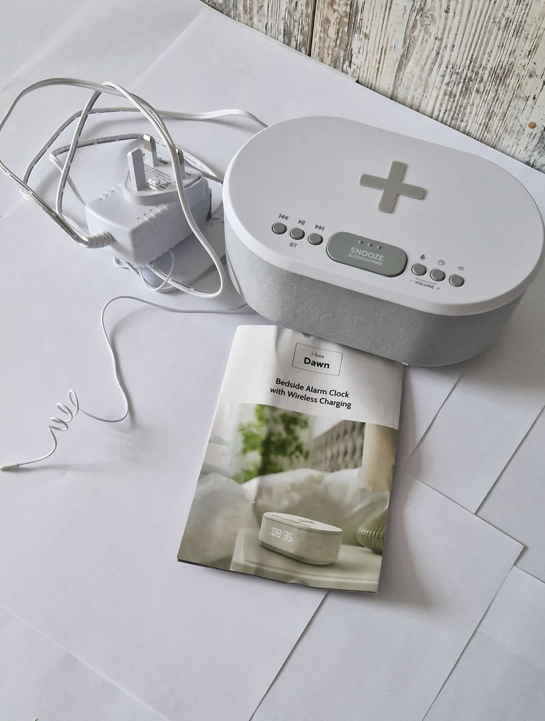 i-box Dawn 79224 radiobudzik FM z bezprzewodowym ładowaniem Bluetooth