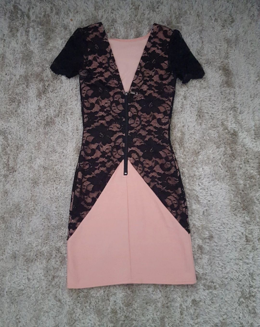 Vestido justo com renda