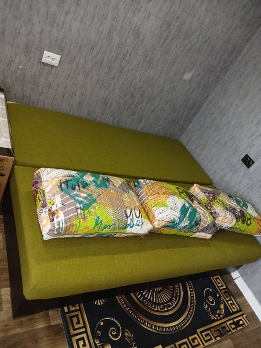 Диван для зала в хорошем состоянии светло зелёного цвета