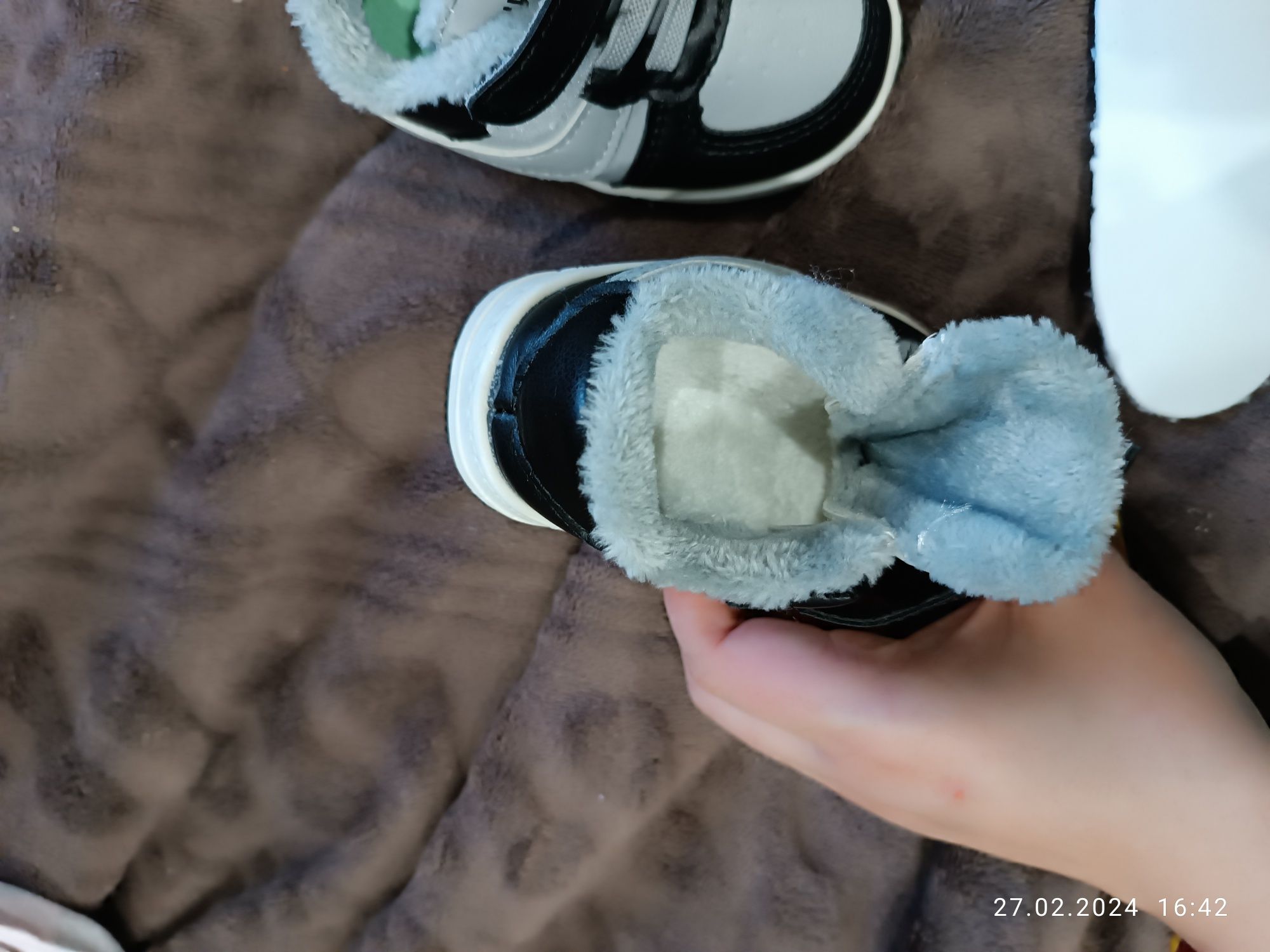 Кросівки зимові дитячі Nike 16 розмір
Довжина устілки 12 см
Стан новий