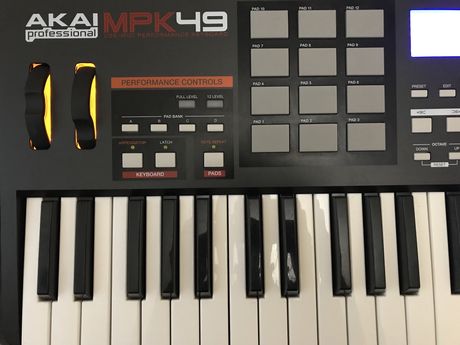 MIDI клавіатура Akai MPK49