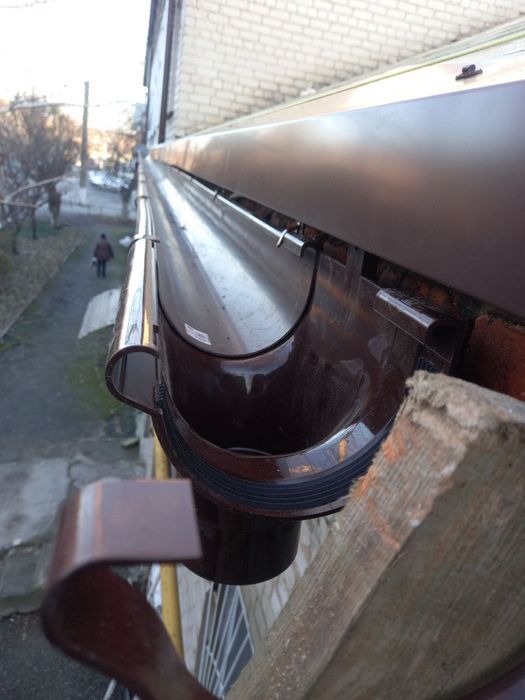 Монтаж и ремонт водосточной системы, установка труб, желобов, воронок