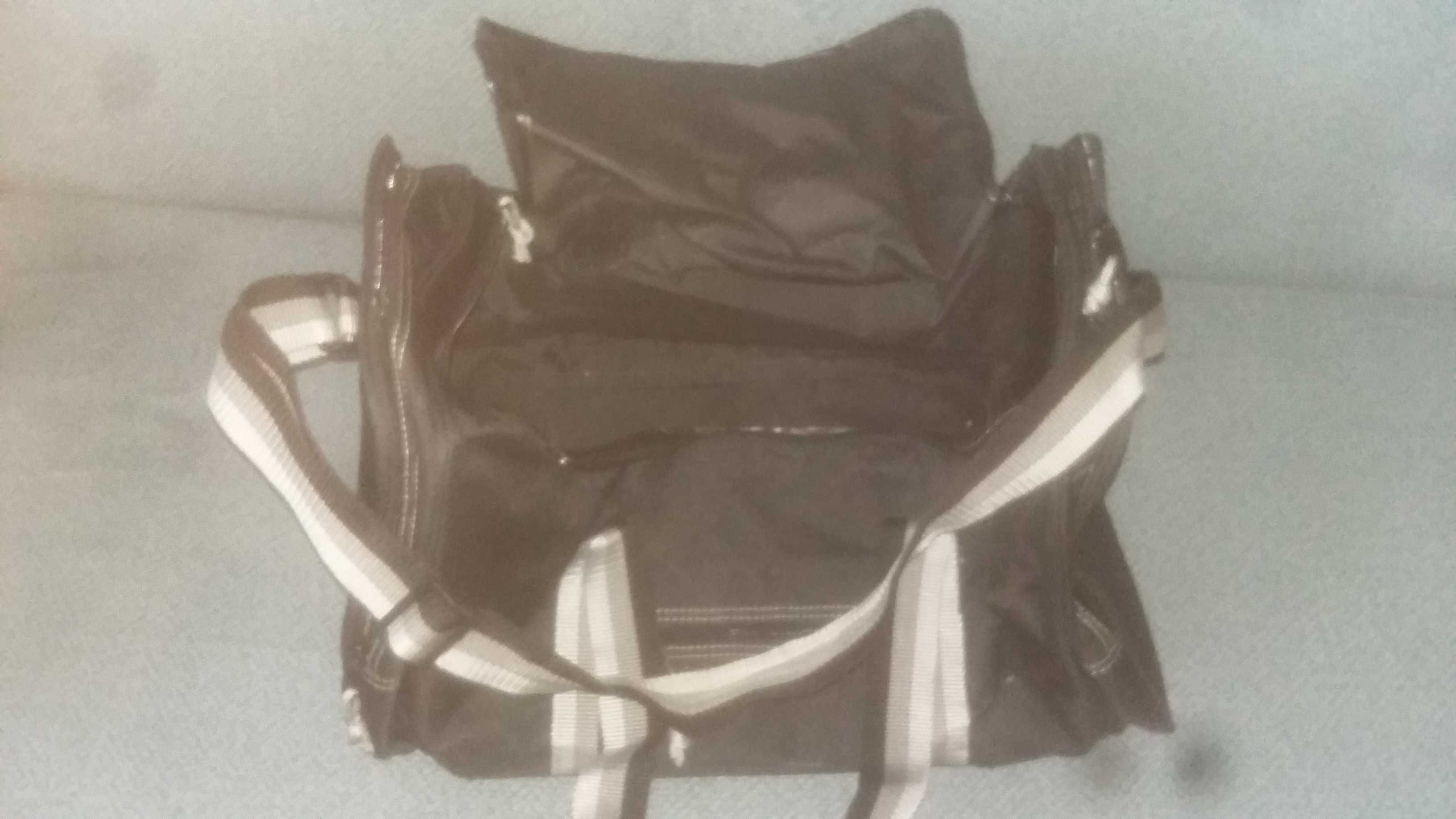 Torba podróżna koloru czarnego