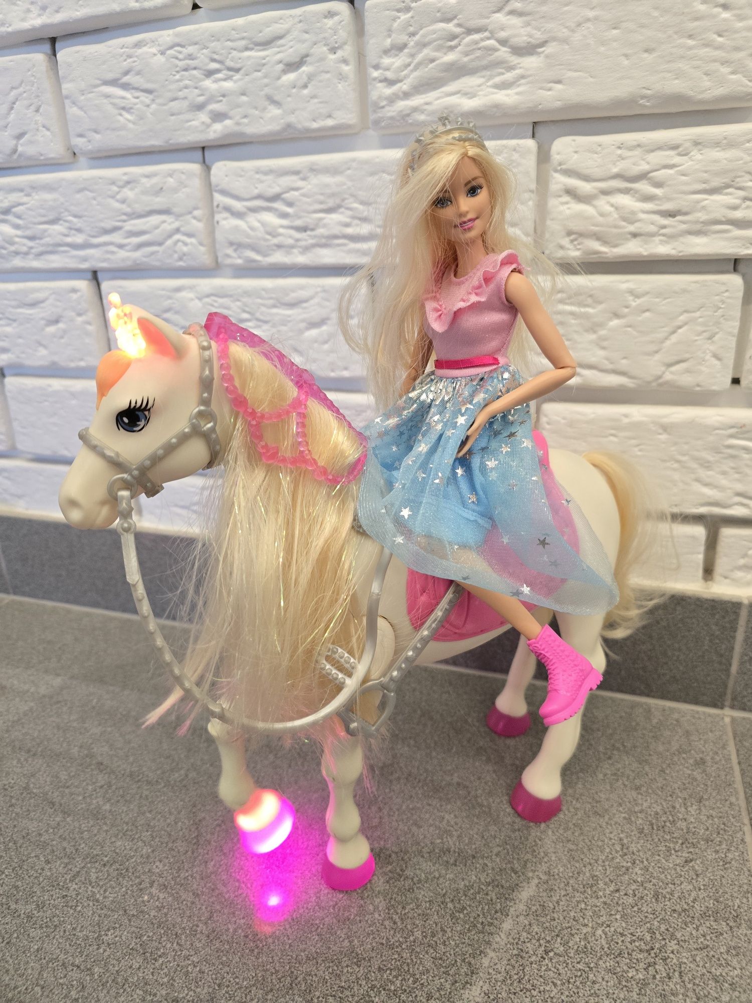 Barbie Przygody Księżniczek koń i lalka