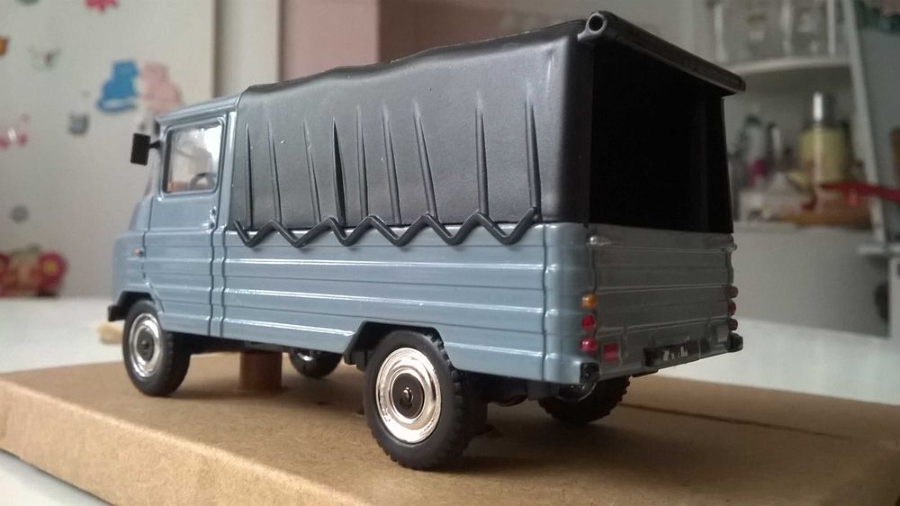 ŻUK - model auta z lusterkami bocznymi i anteną radiową w skali 1:43