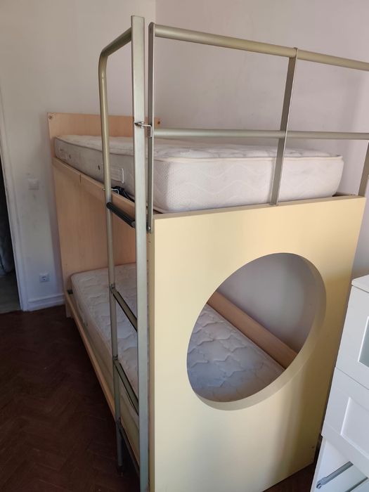 Cama beliche de madeira e parte em ferro